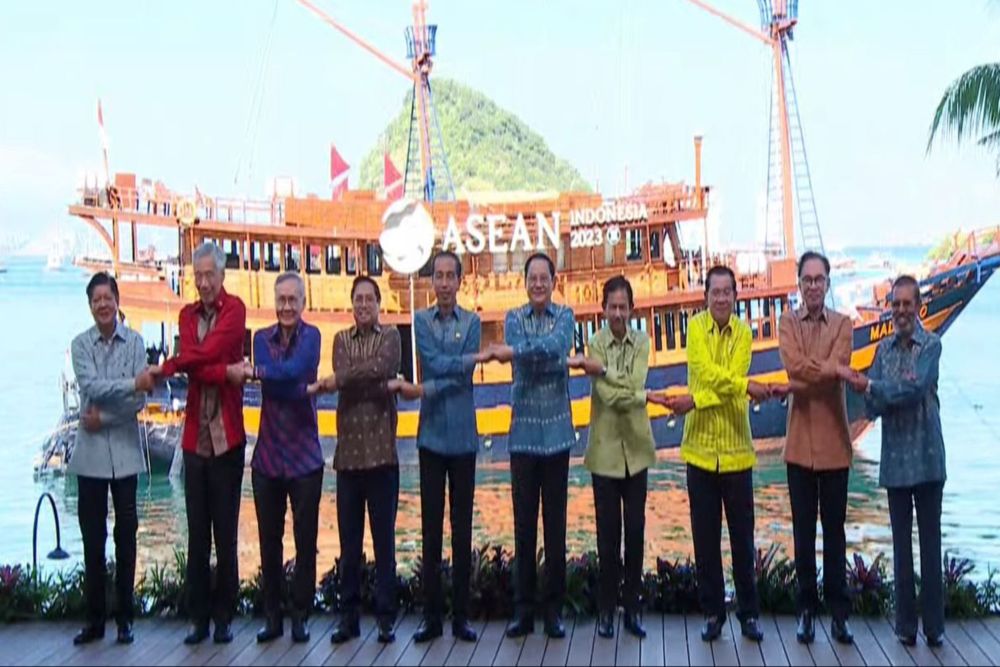 Para kepala negara anggota Asean mengenakan kemeja dari bahan tenun mata manuk Manggarai saat KTT ke-42 Asean di Labuan Bajo, Nusa Tenggara Timur (NTT)./Istimewa