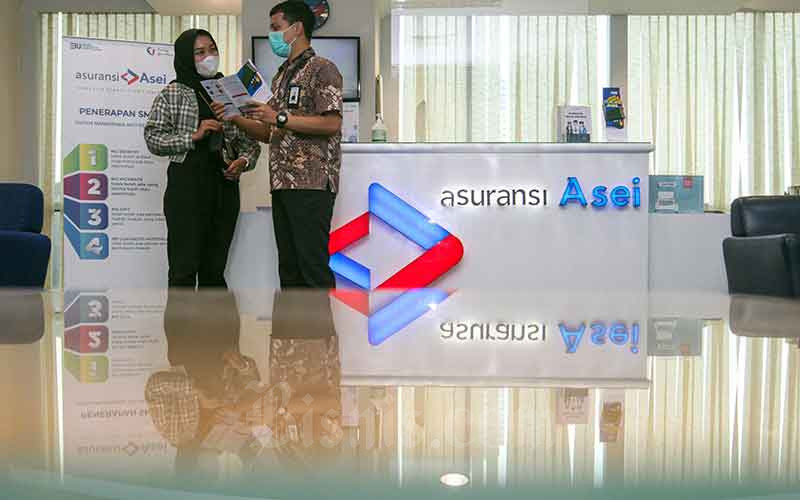 Karyawan melayani nasabah di kantor PT Asuransi Asei Indonesia di Jakarta, Selasa (1/3/2022). Bisnis/Arief Hermawan P