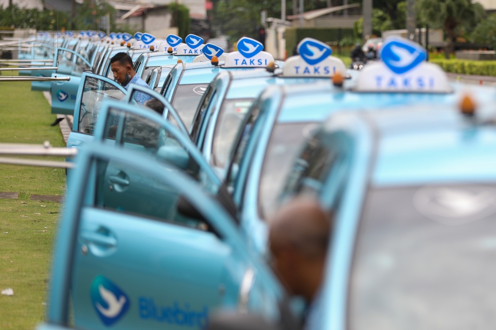 Pengemudi beraktivitas di dekat deretan taksi milik PT Blue Bird Tbk. di Jakarta, Rabu (1/2). Blue Bird menganggarkan belanja modal atau capital expenditure (capex) sejumlah Rp1,5 triliun hingga Rp2 triliun pada 2023. Rencananya, capex akan fokus digunakan untuk menambah armada perseroan sebanyak 6.000 armada pada 2023. / Bisnis-Suselo Jati