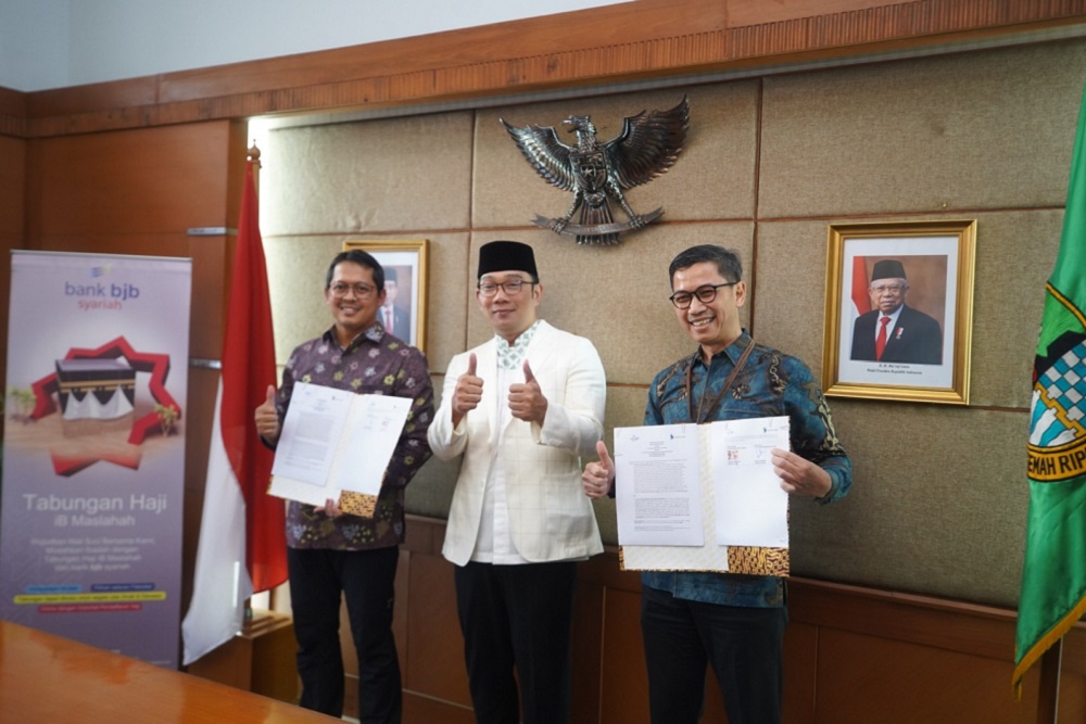 Perjanjian kerja sama wisata religi dan umrah ditandatangani oleh Direktur Utama Bank BJB Syariah Adang A. Kunandar dan Direktur Utama PT Jaswita Jabar Wahyu Nugroho disaksikan oleh Gubernur Jawa Barat Ridwan Kamil.