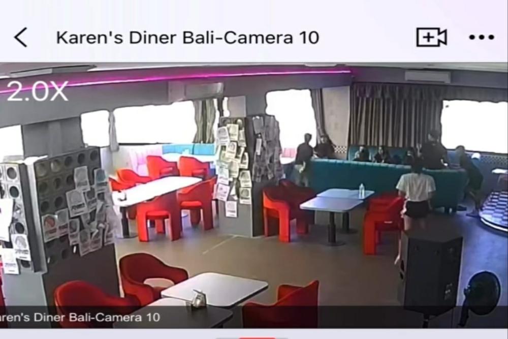 Rekaman CCTV yang viral di Instagram, karena pelayan Karens Diner Bali mendapatkan aksi kekerasan dari seorang dokter laki-laki/Instagram