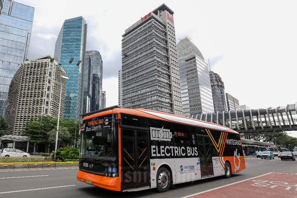 Bus listrik Transjakarta melintas di Jakarta, Sabtu (10/12/2022). Bisnis/Eusebio Chrysnamurti