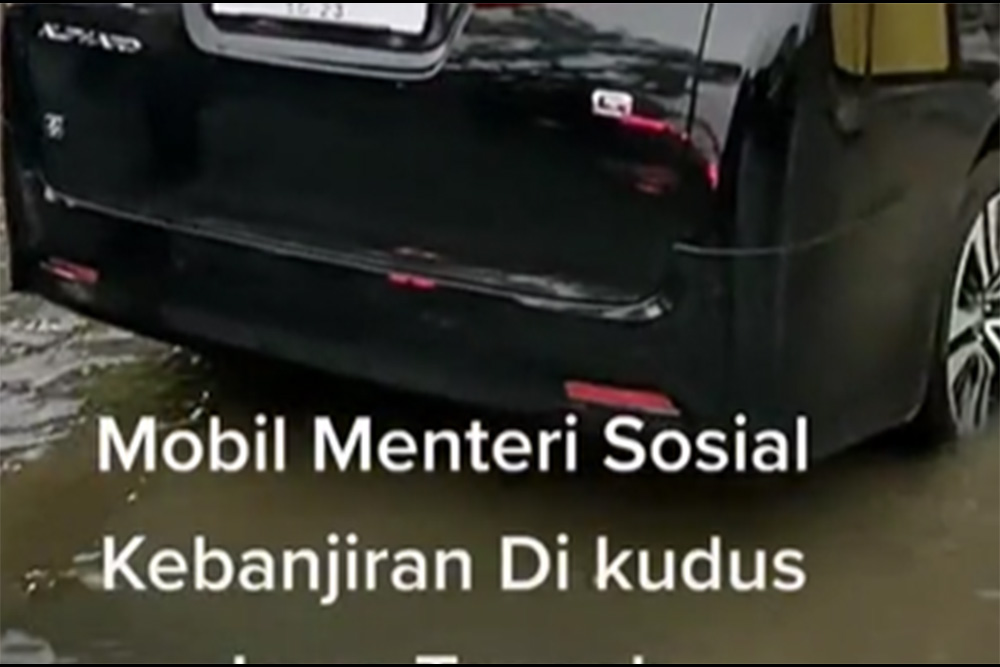  Viral, Mobil Toyota Alphard Mensos Risma Kebanjiran di Kudus