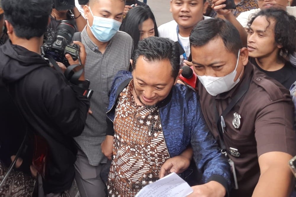 Eks Kepala Bea Cukai Makassar Andhi Pramono (tengah) usai diperiksa oleh Komisi Pemberantasan Korupsi (KPK). JIBI/Dany Saputra.