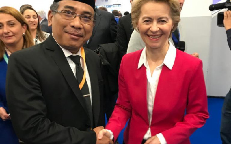 Katib Aam PBNU KH Yahya Cholil Staquf bersama Ursula von der Layen, Presiden Uni Eropa, di Zagreb, Kroasia,  2019. PBNU