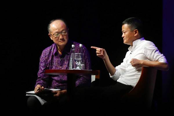 Presiden Bank Dunia Jim Yong Kim (kiri) dan Pendiri Alibaba Group Jack Ma menjadi pembicara pada diskusi panel Disrupting Development dalam Pertemuan IMF-Bank Dunia di Nusa Dua, Bali Jumat (12/10/2018)./JIBI-Abdullah Azzam