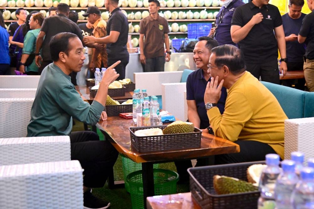Rayakan Emas Sepak Bola Sea Games 2023, Jokowi Traktir Menterinya Makan Durian / Setpres