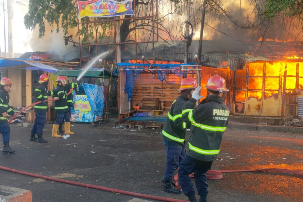  Kebakaran Puluhan Kios PKL di Padang, Kerugian Mencapai Rp1,2 Miliar