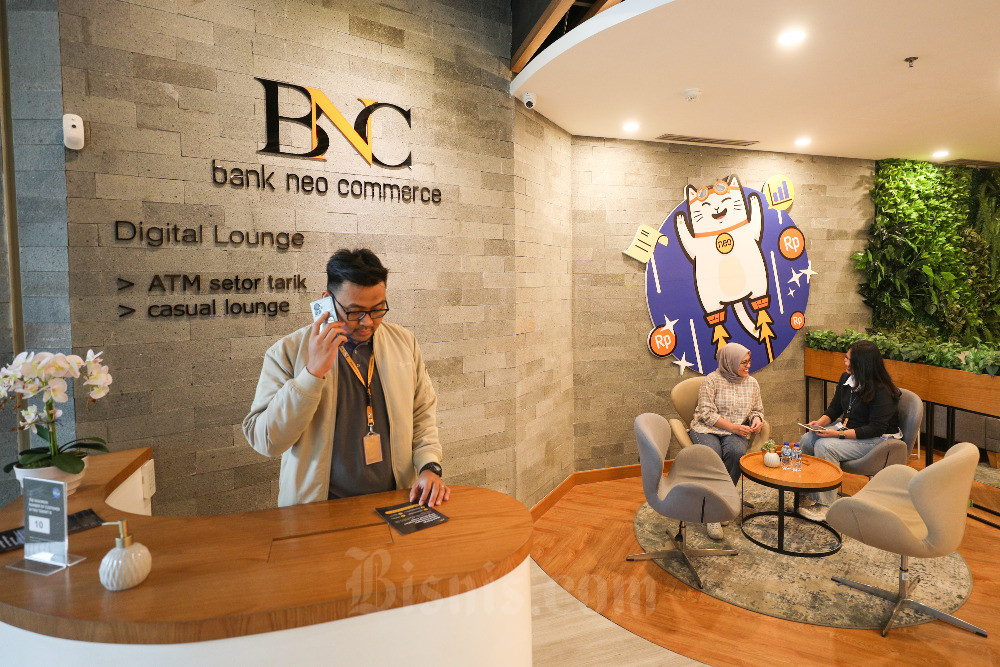 Karyawan melayani nasabah di digital lounge PT Bank Neo Commerce Tbk. (BBYB) di Jakarta, Selasa (7/2/2023). Bisnis/Suselo Jati