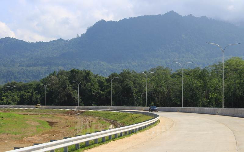 Proyek jalan tol Trans Sumatra ruas Padang - Pekanbaru Seksi Padang - Sicincin hingga kini progresnya baru mencapai 37,989 persen dari panjang pengerjaan 36,2 kilometer, Sabtu (13/3/2021)./Bisnis-Noli Hendra