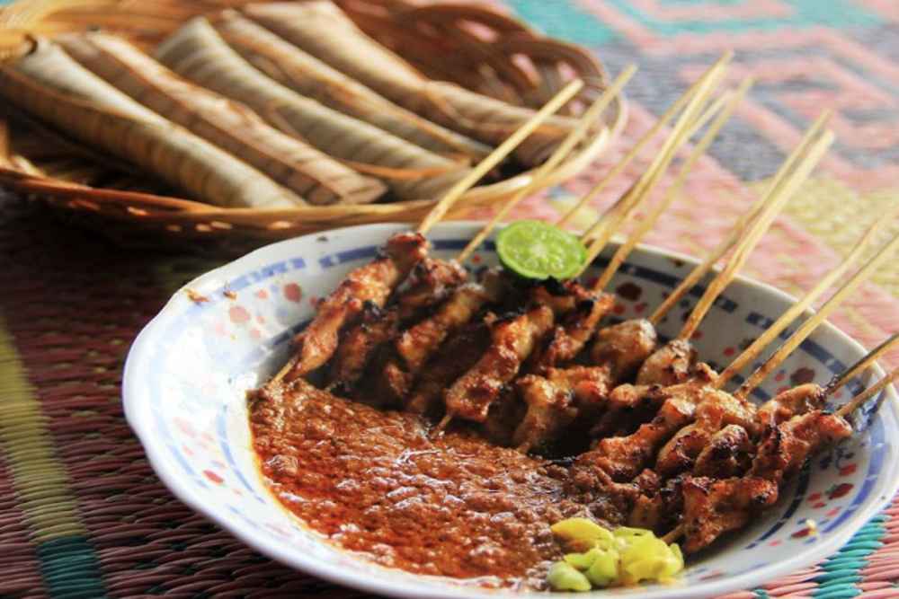 10 Makanan Khas Lombok yang Mampu Menggoyang Lidah - Sate Bulayak (instagram.com/onta.apps)