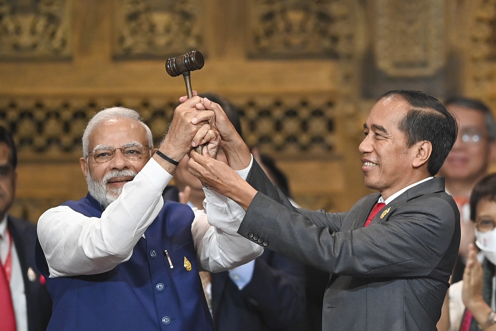 Presiden Joko Widodo (Jokowi) resmi menyerahkan palu Presidensi G20 tahun 2023 ke India yang diterima oleh PM Narendra Modi - Dok. BPMI Setpres RI. 