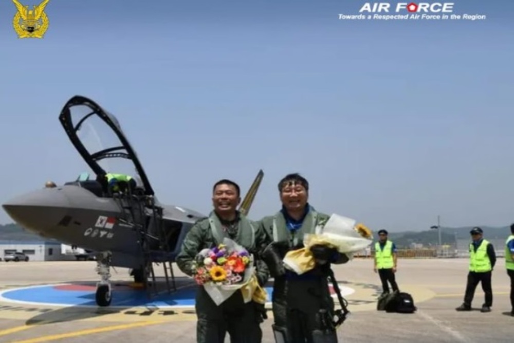 Penerbang Tempur TNI-AU Kolonel Pnb Muhammad Sugiyanto sukses melaksanakan penerbangan uji perdana pesawat KFX/IFX-21 Boramae produksi ke-4 yang merupakan pesawat kursi ganda (tandem) bertempat di Pangkalan Udara Sacheon, Korea Selatan./@_TNIAU