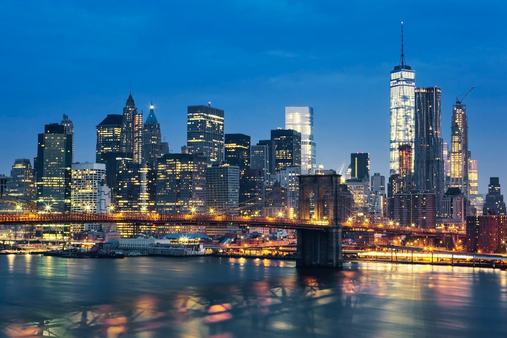 Pemandangan gedung bertingkat dan Manhattan Bridge di New York, Amerika Serikat. Sri Mulyani Indrawati telah menetapkan estimasi uang perjalan dinas luar negeri bagi PNS pada 2024. Berikut daftar negara dengan biaya dinas termahal di dunia. Dok. Freepik.