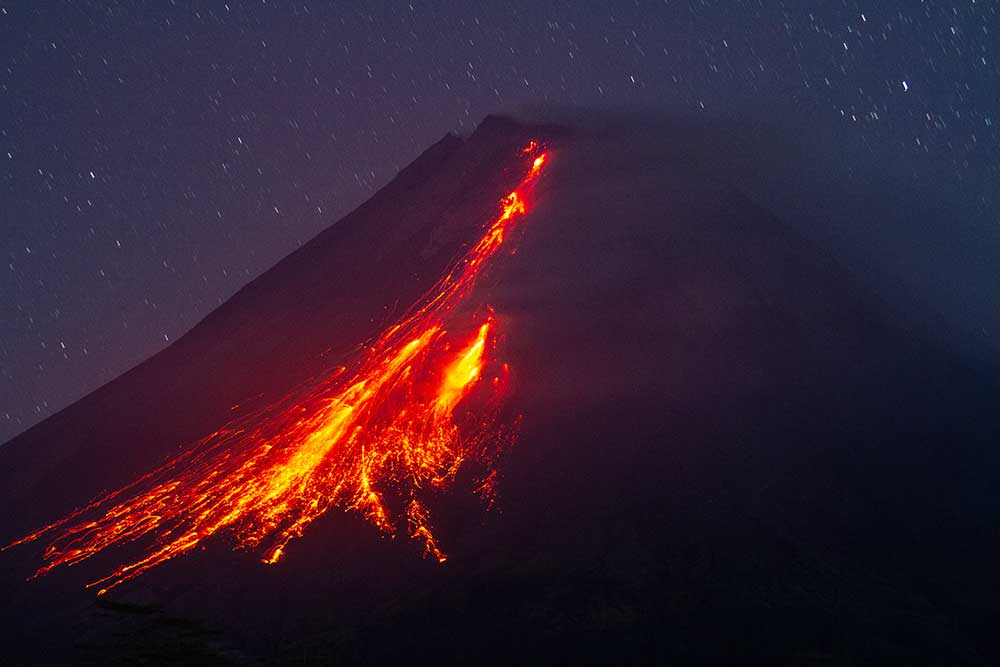  Gunung Merapi Kembali Semburkan Lava Pijar Sejauh 1.800 Meter