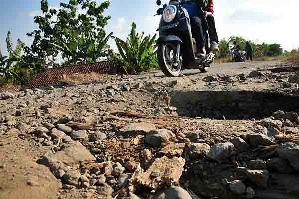 Jalan rusak di Bekasi/Ilustrasi-Bisnis-Muhamad Hilman