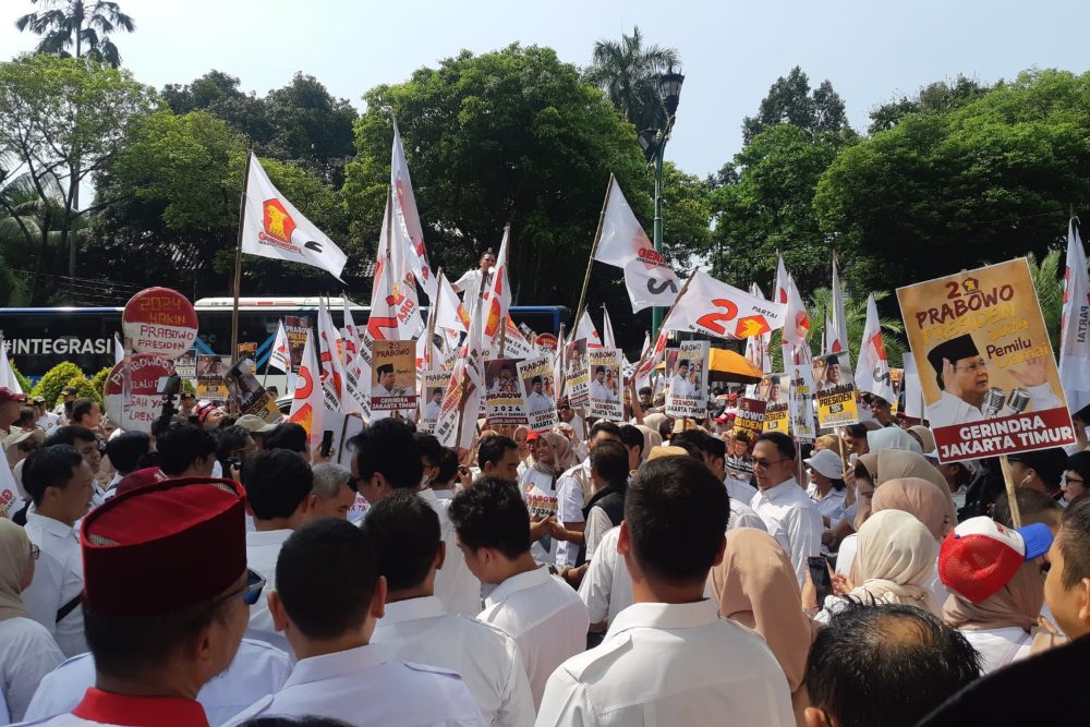 Rombongan massa mengawal pendaftaran bakal calon legislatif (caleg) Partai Gerindra ke KPU, Sabtu (13/5/2023)/Bisnis - Dany Saputra
