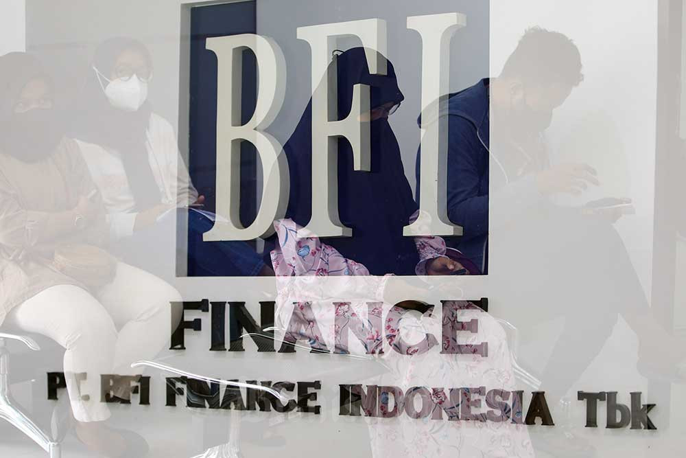 Nasabah menunggu antrean di kantor cabang BFI Finance di Jakarta beberapa waktu lalu. Bisnis/Suselo Jati