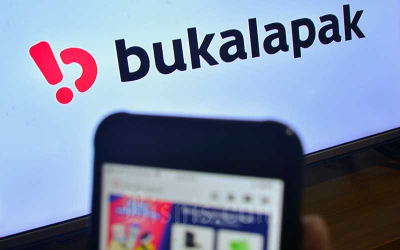 Warga mengakses aplikasi Bukalapak di Jakarta, Kamis (5/8/2021). Bisnis/Fanny Kusumawardhani