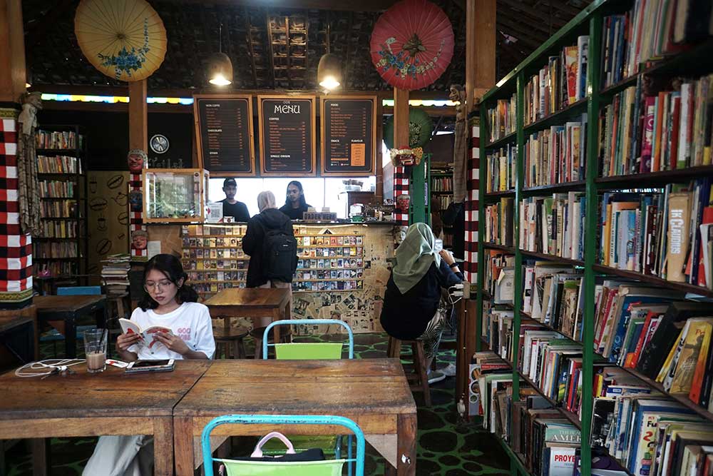  Unik, Kedai Kopi di Solo Memiliki Konsep Ruang Baca dan Toko Buku