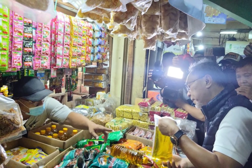 Menteri Perdagangan (Mendag) Zulkifli Hasan memantau harga-harga bahan pokok di Pasar Ciracas, Jakarta Timur pada Selasa (5/7/2022) / JIBI-BISNIS- Indra Gunawan.