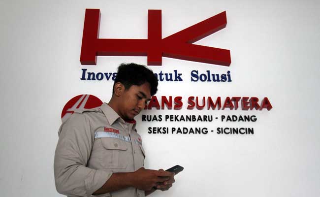 Karyawan berada didekat logo Hutama Karya. Bisnis/Arief Hermawan P