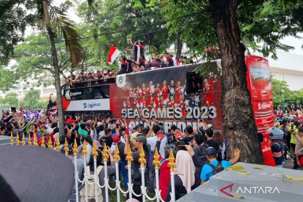 Hore! Jokowi Pastikan Bonus Sea Games 2023 Cair Usai Pulang dari Jepang. Sejumlah pemain Timnas U-22 Indonesia menaiki atap bus saat arak-arakan peraih 87 emas SEA Games 2023 di halaman Kemenpora Jakarta, Jumat (19/5/2023). ANTARA/Bayu Kuncahyo