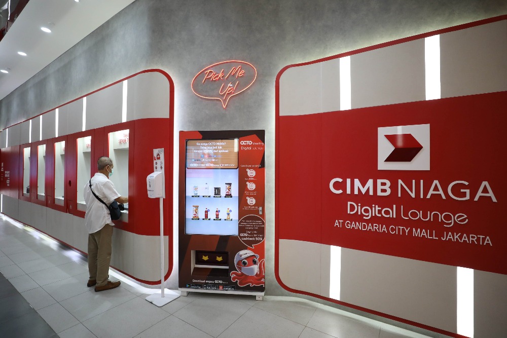Nasabah beraktivitas di CIMB Niaga Digital Lounge di Jakarta. /Bisnis-Eusebio Chrysnamurti