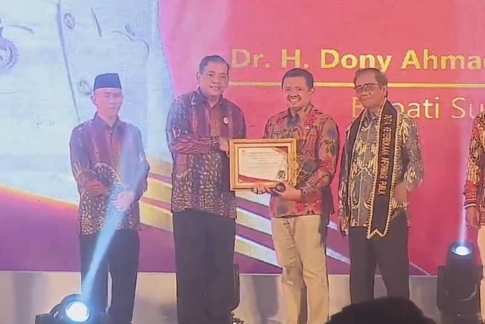 Bupati Sumedang Dony Ahmad Munir (kedua kanan) meraih Juara Pertama Anugerah Keterbukaan Informasi Publik (Tinarbuka) 2023 Kategori Bupati yang digelar oleh Komisi Informasi (KI) Pusat. 