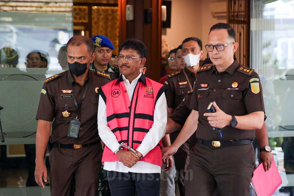 Menteri Komunikasi dan Informatika (Menkominfo) Johnny G. Plate berjalan keluar gedung Kejaksaan Agung seusai menjalani pemeriksaan di Jakarta, Rabu (17/5/2023). Bisnis/Suselo Jati