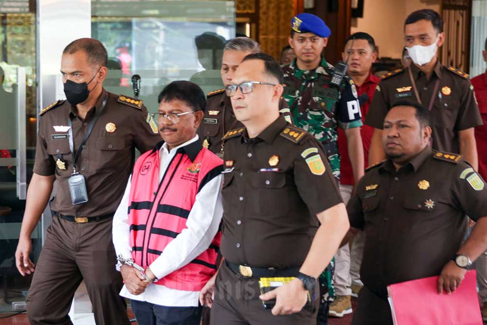 Menteri Komunikasi dan Informatika (Menkominfo) Johnny G. Plate berjalan keluar gedung Kejaksaan Agung seusai menjalani pemeriksaan di Jakarta, Rabu (17/5/2023). Bisnis/Suselo Jati