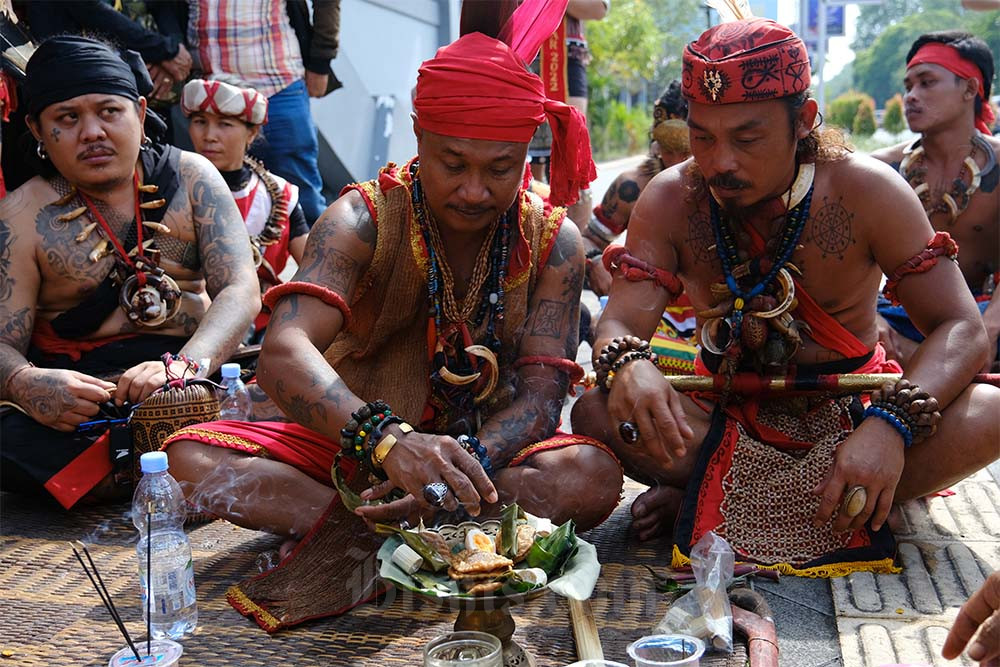  Upacara Ngampar Bide di Rumah Radakng