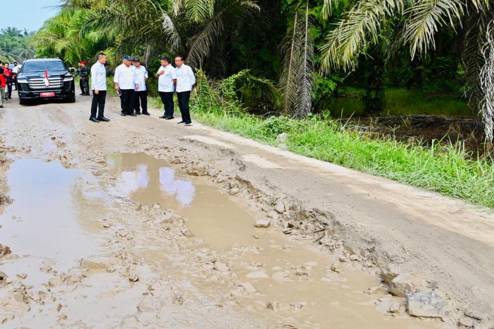  Jokowi Kejar Tayang Perbaiki Jalan Rusak Jelang Akhir 2024