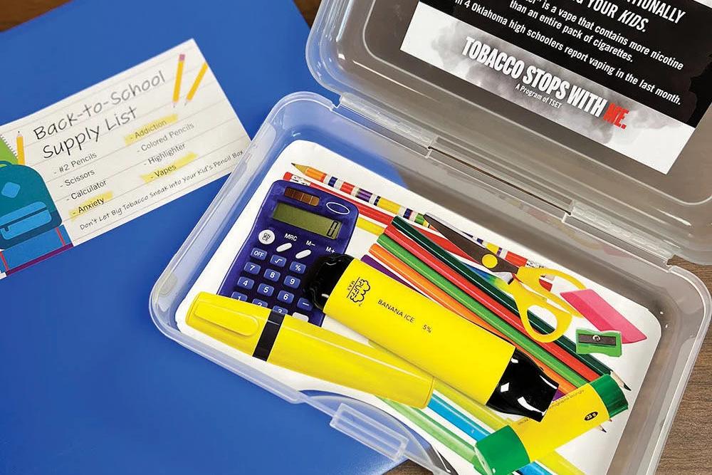 Vape atau rokok elektrik yang berada di dalam kotak pensil anak. Bentuk vape yang beredar di masyarakat sangat variatif dan memiliki warna yang cerah./TSET
