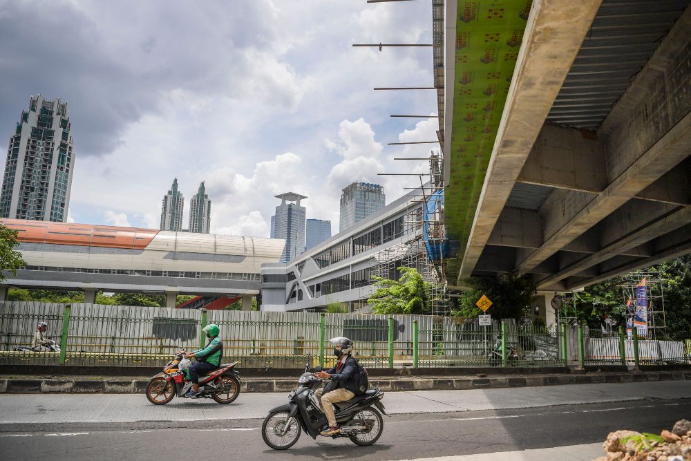 Pengendara sepeda motor melintas di samping proyek pembangunan Jembatan Penyeberangan Multiguna (JPM) di Kawasan Dukuh Atas, Jakarta, Senin (16/1/2023). JPM Dukuh Atas nantinya akan menghubungkan Stasiun LRT Setiabudi dengan Stasiun KRL Sudirman melewati Sungai Ciliwung yang bertujuan untuk meningkatkan aksesibilitas dengan mengintegrasikan beragam moda transportasi seperti kereta Commuterline, MRT, LRT Jabodebek, Transjakarta hingga angkot. ANTARA FOTO/Galih Pradipta/rwa.