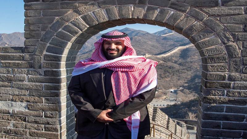 Putra Mahkota Arab Saudi Mohammed bin Salman berpose dalam kunjungannya ke Tembok Besar Cina di Beijing, Cina 21 Februari 2019. /Reuters