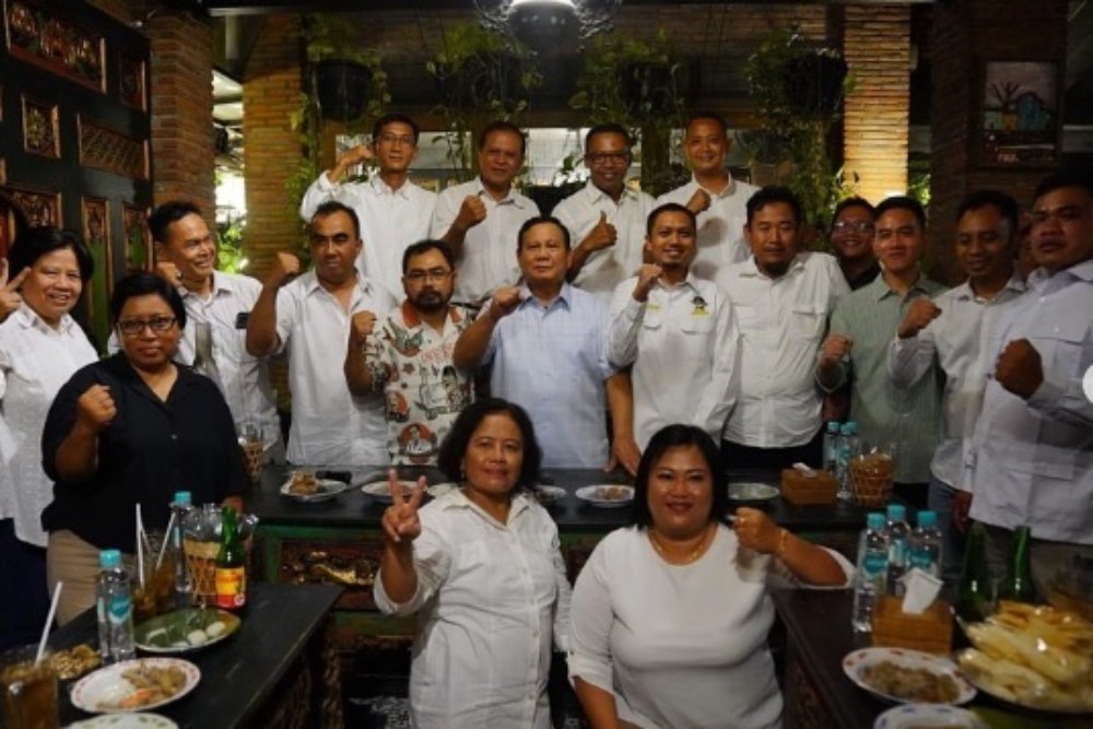 Ketua Umum Partai Gerindra sekaligus Menteri Pertahanan Prabowo Subianto bertemu Wali Kota Solo Gibran Rakabuming Raka dan relawan Jokowi-Gibran di Angkringan Omah Semar Solo pada Jumat (19/20/2023) malam. - Instagram @prabowo