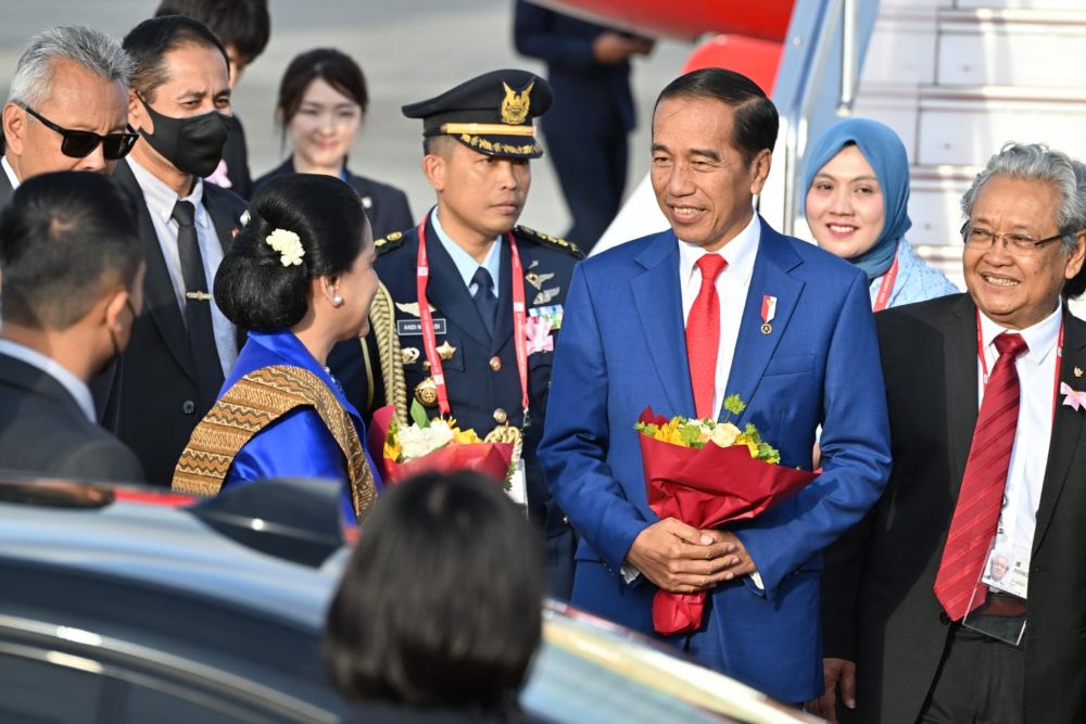 Duta Besar Republik Indonesia (Dubes RI) untuk Jepang Heri Akhmadi menyambut ketibaan Presiden Joko Widodo (Jokowi) di Bandara Hiroshima, Jepang pada Jumat (19/5/2023)./Istimewa
