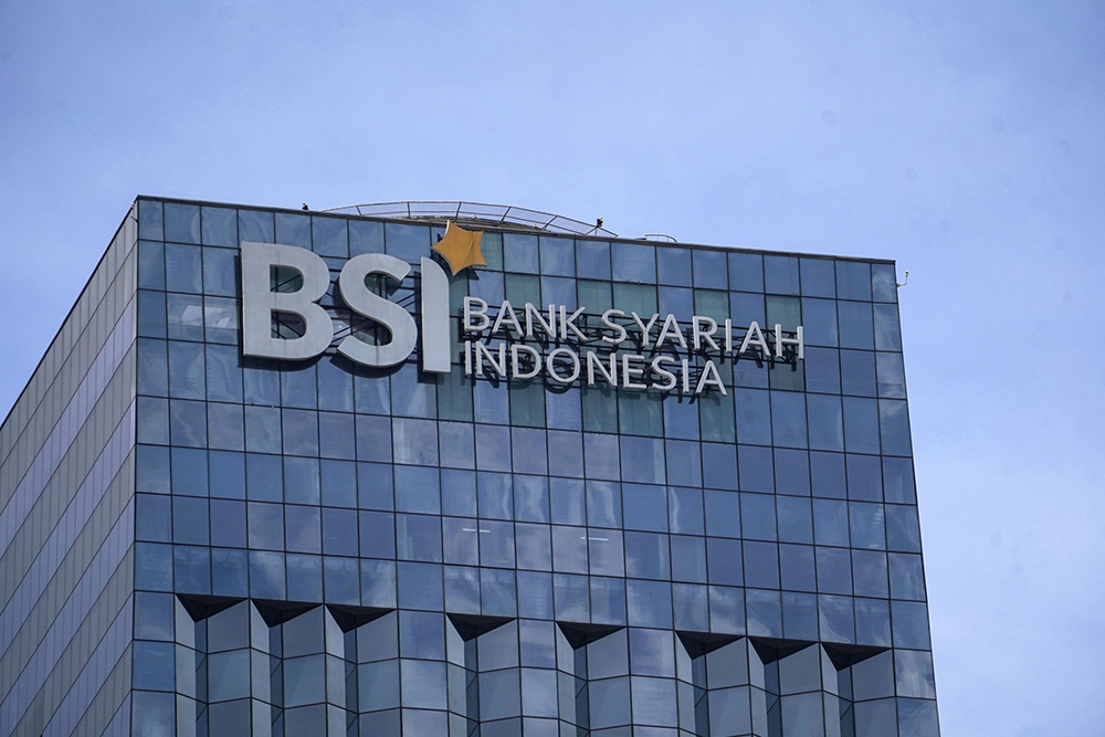 Logo PT Bank Syariah Indonesia Tbk. (BRIS) di kantor pusat yang berada di Jakarta. /Bloomberg-Dimas Ardian