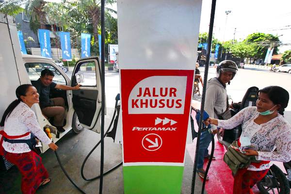 Petugas melayani pembelian bahan bakar minyak di salah satu SPBU di Nusa Dua, Bali, Rabu (10/10/2018)./JIBI-Abdullah Azzam