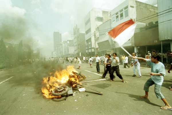 Kerusuhan saat krisis moneter di Jakarta, Mei 1998. Bisnis/Firman Wibowo