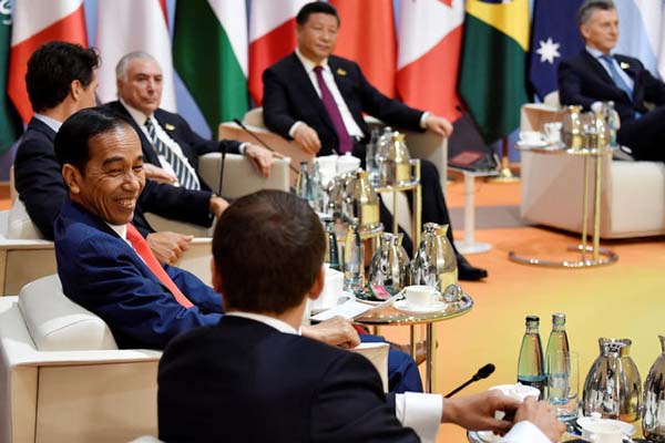 Presiden RI Joko Widodo (kedua kiri) berbincang dengan Presiden Prancis Emmanuel Macron (depan) menjelang retreat meeting pada hari pertama KTT G20 di Hamburg, Jerman, pada Jumat (7/7/2017)./Reuters-John MacDougall