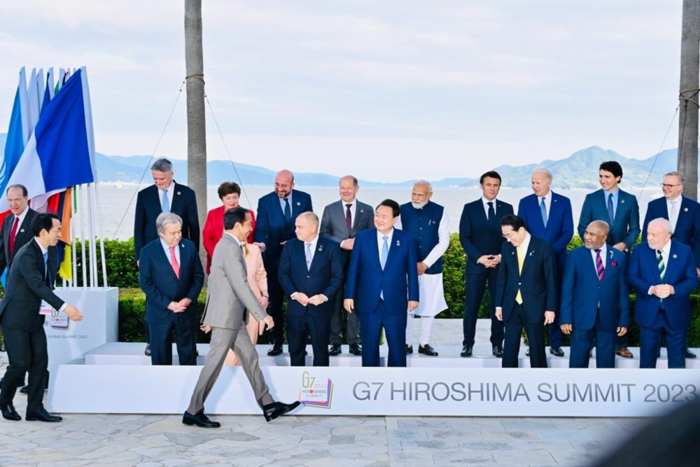 Presiden Joko Widodo melakukan sesi foto bersama para anggota negara G7 dan negara mitra yang hadir dalam Konferensi Tingkat Tinggi (KTT) G7 di Hotel Grand Prince, Hiroshima, Jepang, pada Sabtu, 20 Mei 2023./Istimewa