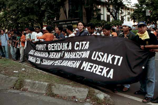 Demo mahasiswa pasca tragedi Trisakti di jakarta, Mei 1998. Bisnis