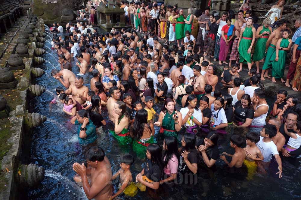  Ritual Melukat Umat Hindu Bersihkan Diri dan Pikiran