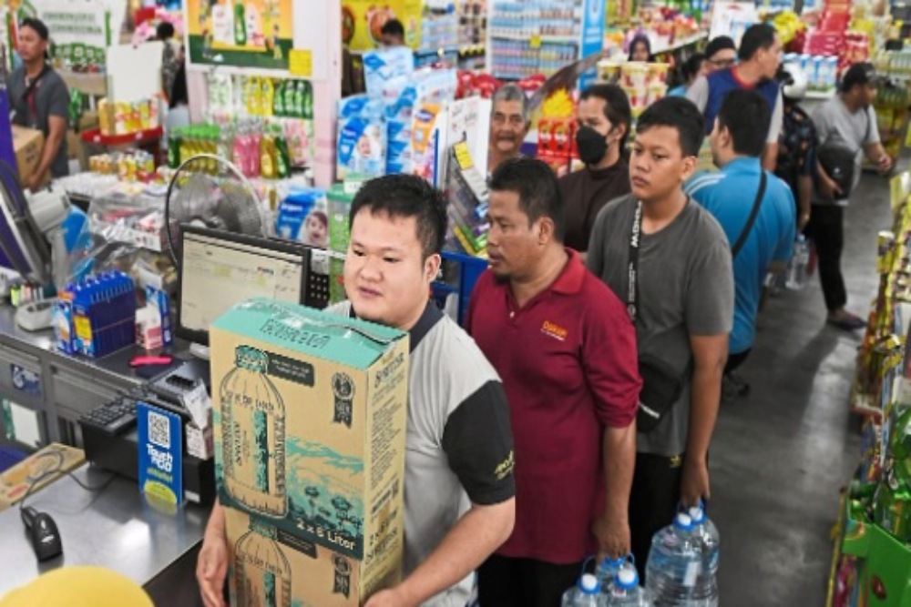 Hujan yang langka dan bendungan yang mengering membuat satu juta warga Penang dan Kedahan di Malaysia panic buying air mineral. Mereka menyerbu supermarket dan membersihkan rak-rak dari botol air minum./The Star