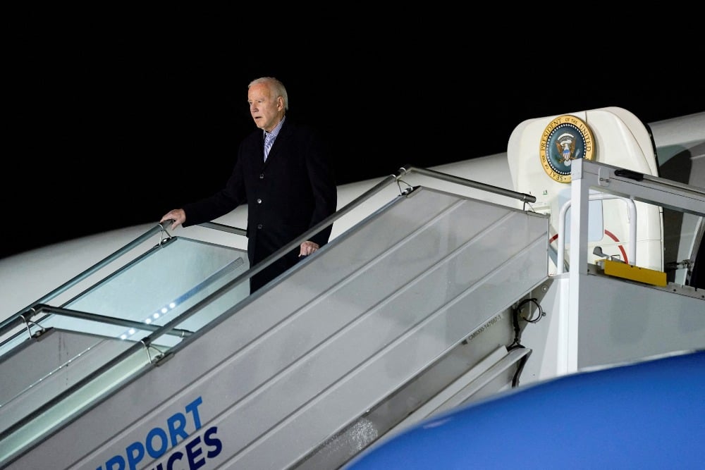 Presiden Amerika Serikat (AS) Joe Biden tiba di bandara militer di Warsawa, Polandia 20 Februari 2023. Evan Vucci/Pool via REUTERS 