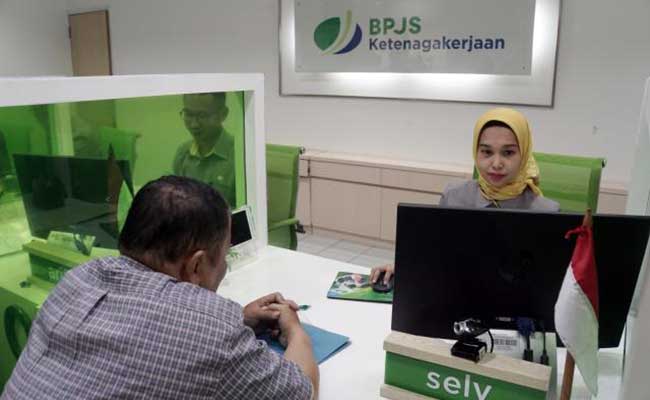 Karyawan melayani nasabah di salah satu kantor cabang BPJS Ketenagakerjaan/BP Jamsostek di Jakarta. Bisnis/Himawan L Nugraha