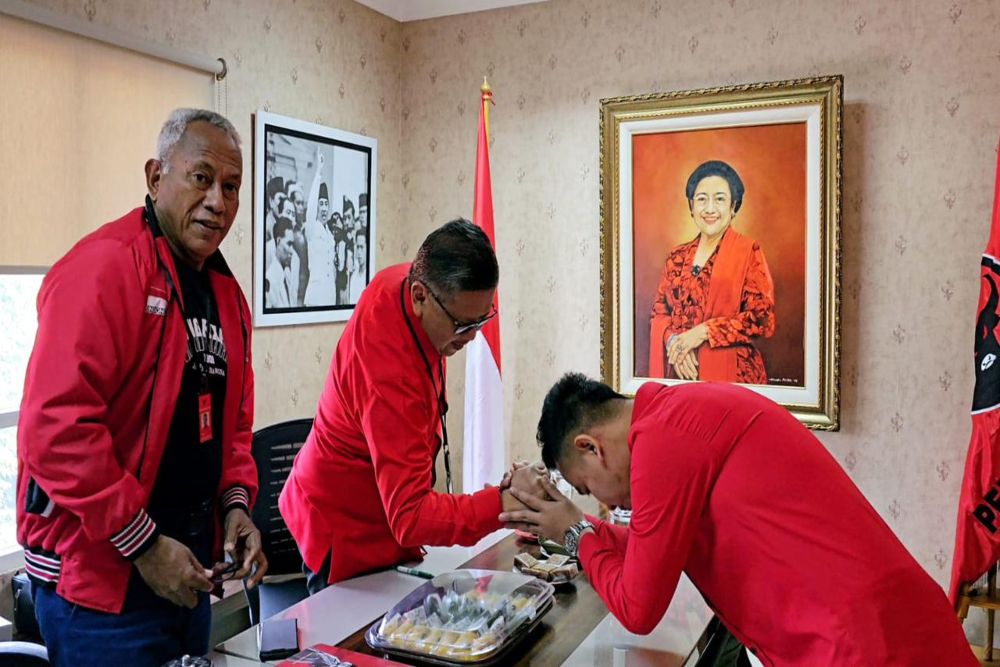  Relawan Jokowi Dukung Prabowo, Gibran Tiba di Markas PDIP