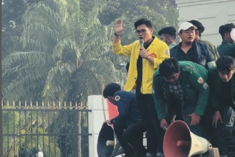 Ketua BEM UI Melki Sedek Huang (berjaket kuning) saat menolak Perppu Cipta Kerja di depan gedung DPR./Instagram @melkisedekhuang